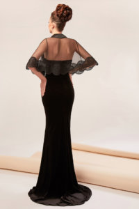 Mermaid shaped dress made of velvet featuringa veil made of tulle adorned with Guipure embroidery
