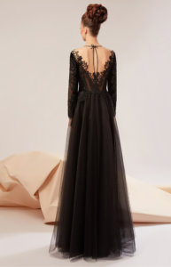 Gown with bust combining tulle, velvet and Guipure appliques; skirt made of tulle